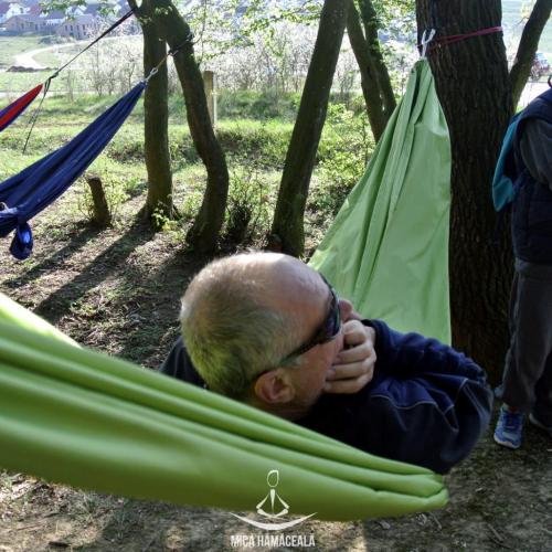 Cu hamacele
